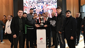İstiklal Spor’unŞampiyonluk Kupası Başkan Güngör’ün Ellerinde Yükseldi