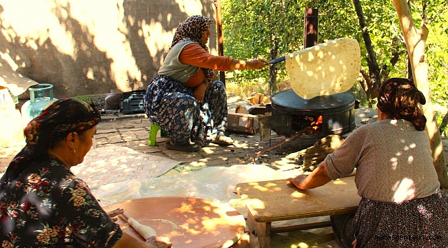 Kahramanmaraş'ta Kadınlar Bir Araya Gelerek İmece Usulü Ekmek Yapıyor