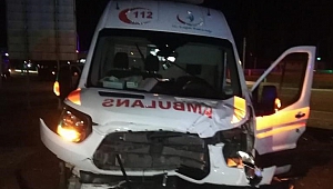 Ambulans İle Otomobil Çarpıştı: 2 Yaralı