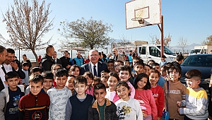 Başkan Mahçiçek’ten 500 Ortaokul Öğrencisine Bot ve Mont Hediyesi