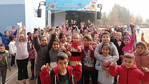 Büyükşehir’in Mobil Çocuk Kütüphanesi Ziyaretlerini Sürdürüyor