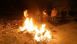 Deprem Korkusuyla Kendini Sokağa Atan Vatandaşlar Ateş Yakarak Isındı
