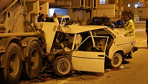 Tıra Arkadan Çarpan Otomobil Kağıt Gibi Parçalandı: 1 Ölü, 4 Yaralı