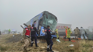 Yolcu Otobüsü İle Tır Çarpıştı: 1 Ölü, 15 Yaralı