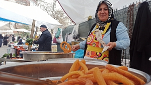 Halka tatlısı yapıp satarak aile bütçesine katkı sağlıyor