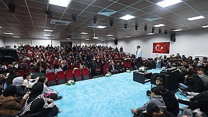 Hayati İnanç Dulkadiroğlu Gençlik Merkezi’nde Sevenleriyle Bir Araya Geldi