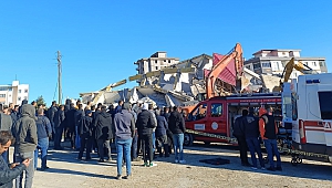 Kahramanmaraş'ta Hasarlı Bina Yıkımı Sırasında Operatör Enkaz Altında Kaldı