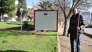 Kahramanmaraşlı Depremzede Yaşadığı Mahallenin Park ve Bahçelerini Temizliyor