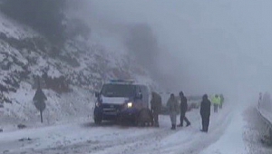 Nurhak'ta Kar Yağışı Etkili Oldu, Araçlar Yolda Kaldı