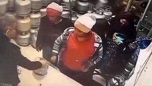 Piknik Tüpünü Saniyeler İçerisinde Eteğinin Altına Sokup Böyle Çaldı
