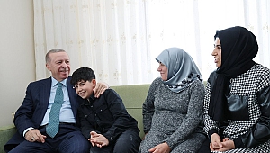 Cumhurbaşkanı Erdoğan’dan depremzede aileye ziyaret