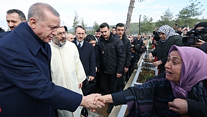 Cumhurbaşkanı Erdoğan, Kapıçam’da Deprem Şehitliği’ni Ziyaret Etti