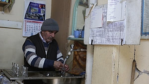 Depremde hayatını kaybeden esnafın hatırasını not listesinde yaşatıyor