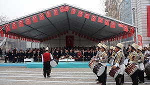 Depremin merkez üssünde buruk kurtuluş bayramı