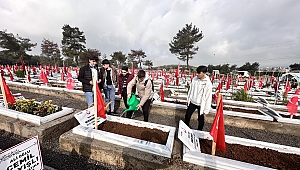 Kahramanmaraş'ta depremin yıldönümünde mezarlıklar doldu taştı