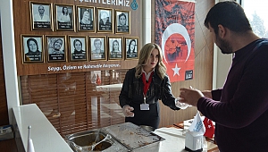 Sular Akademi Hastanesi depremde hayatını kaybedenlerin anısına helva ikramı yaptı