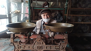90 yaşındaki Zekeriya amca 50 yıllık eski tip terazisinden vazgeçmiyor
