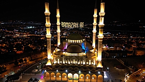 Abdülhamit Han Camii, Ramazan'da görenleri mest ediyor