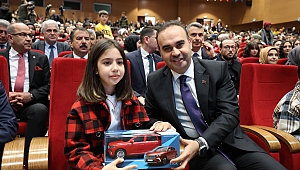Bakan Kacır ve Gezeravcı Kahramanmaraş’ta gençlerle buluştu