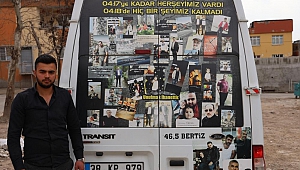 Deprem şehitlerinin fotoğrafını minibüsün arkasına astı
