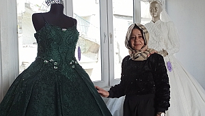 Depremzede kadın, evinin çatısında gelinlik ve abiye satışına başladı