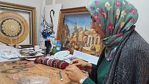Enkaz altında kalan depremzede kadın, yaptığı ürünlerle geçimini sağlıyor