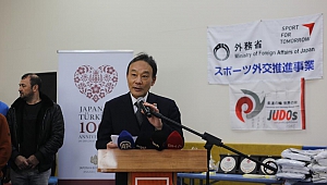 Japon Büyükelçi Takahiko Katsumata'dan genç judoculara kıyafet desteği