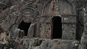 Kaya mezarları doğa severlerin ilgi odağı oldu