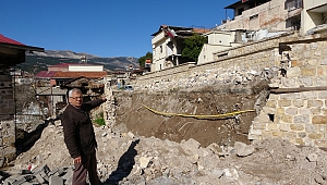 Depremde çöken istinat duvarı ve yol tehlike oluşturuyor