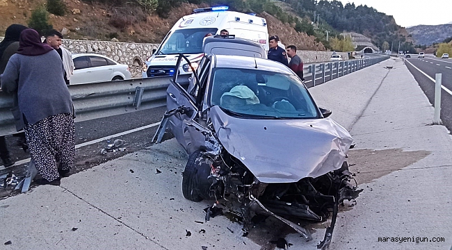Kontrolden çıkan otomobil refüjdeki bariyerlere çarptı: 2 yaralı