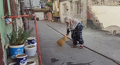 83 yaşındaki Fatma teyze her gün evinin önünü süpürerek örnek oluyor
