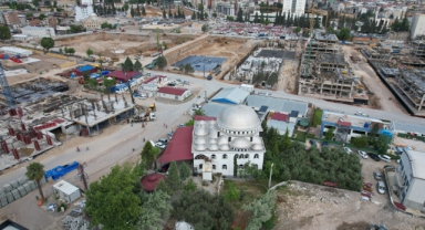 Ayakta kalan cami işçilerin ibadet yeri oldu