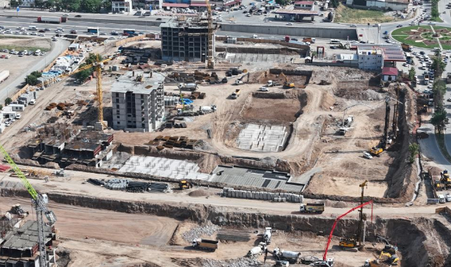 Depremin Simgesi Ebrar Sitesi'nin Yerinde Binalar Yükseliyor
