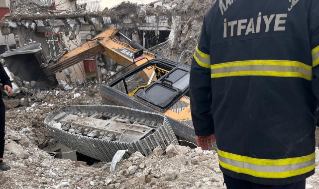 Yıkım Yapan İş Makinası Devrildi: 1 Yaralı