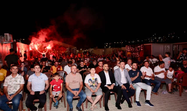 Başkan Toptaş, Türkiye-Çekya Maçını Vatandaşlarla İzledi
