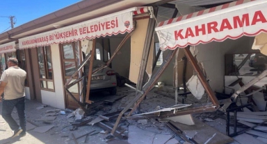 Kahramanmaraş'ta Otomobil İş Yerine Daldı