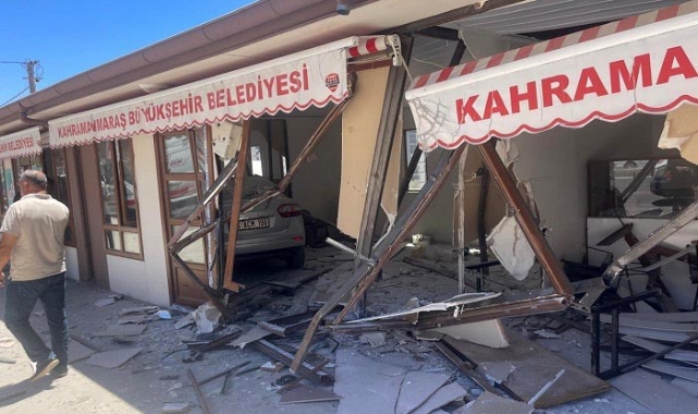 Kahramanmaraş'ta Otomobil İş Yerine Daldı