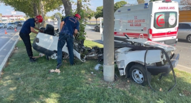 Direğe Çarpan Otomobil İkiye Bölündü: 1 Ölü, 1 Yaralı
