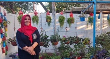 Evinin Bahçesini Atık Malzemelerden Sanat Galerisine Çevirdi