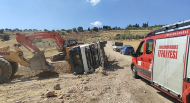 Kahramanmaraş’ta Kum Yüklü Kamyon Devrildi: 1 Yaralı