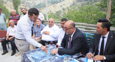 Vatandaşlarımızla İstişare Ediyor, Sorunları Yerinde Çözüyoruz