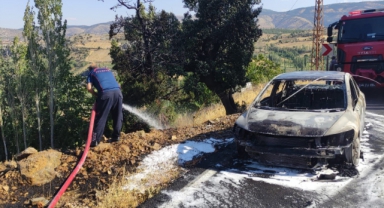 Yanan Otomobil Hurdaya Döndü