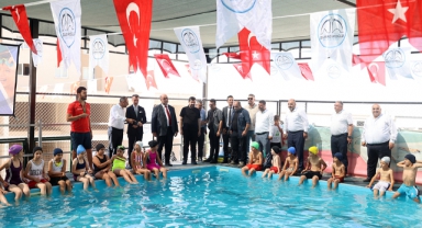 Başkan Akpınar, Yenikent Yüzme Havuzunda Eğitim Gören Çocukların Heyecanına Ortak Oldu.