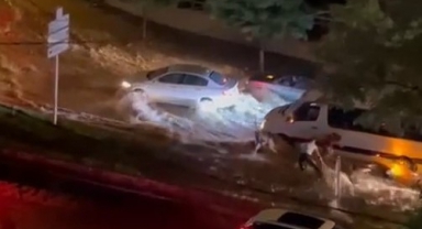 Kahramanmaraş'ta Sel Suları Sürücülere Zor Anlar Yaşattı