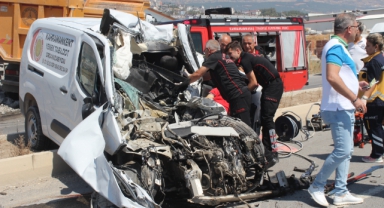 Kamyon İle Hafif Ticari Araç Çarpıştı: 1 Ölü