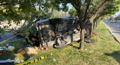 Otomobil Refüjdeki Ağaca Çarptı: 1 Ölü, 2 Yaralı
