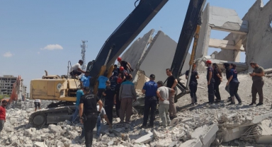 Yıkım Yapan İş Makinesine Moloz Düştü: 1 Yaralı