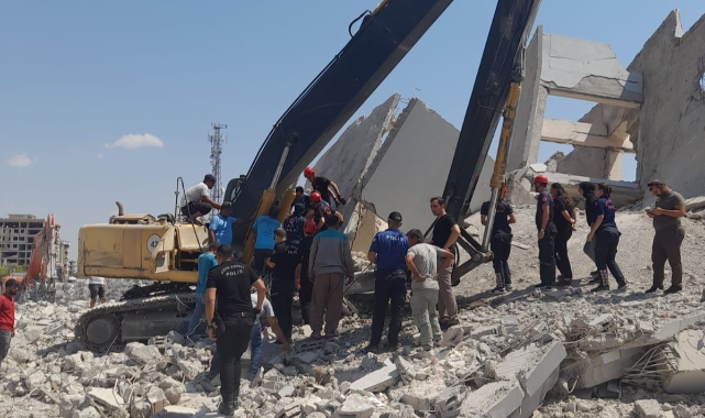Yıkım Yapan İş Makinesine Moloz Düştü: 1 Yaralı
