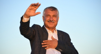 Bir Yanda Altın Koza, Bir Yanda Dev Hizmetler