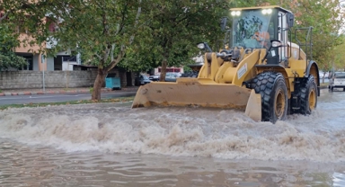 Büyükşehir, Yağış Sonrası Temizlik Çalışmalarını Sürdürüyor